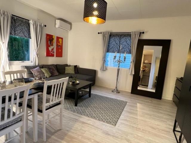 Fresh And Cozy Little House 45Km In Taby Apartment Stockholm Luaran gambar